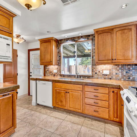 582 S Nutwood Street Listing Image Thumbnail #9